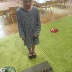 3. Dziewczynka układa rytm z kasztanów i żołędzi.jpg