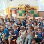 Dzieci jedzą popcorn.jpg