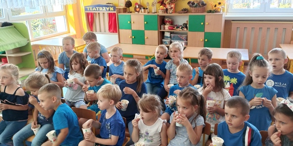 Dzieci jedzą popcorn.jpg