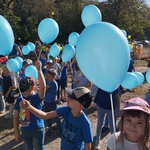 Dzieci tzrymają balony.jpg