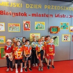 Dzieci przy tablicy z napisem Miejski Dzień Przedszkolaka.jpg