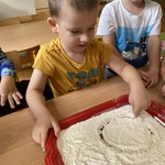 chłopiec rysuje jabłko 1.jpg