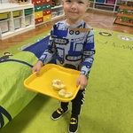 chłopiec niesie tacę z jabłkami.jpg