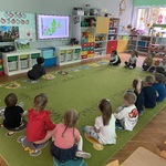 dzieci oglądają film edukacyjny.jpg