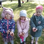 Dziewczynki pokazują żołędzie (2).jpg