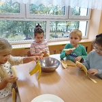 Dzieci obierają banany.jpg