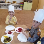 Dzieci robią szaszłyki owocowe (2).jpg