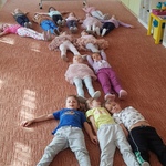 Dzieci leżą na dywanie .jpg