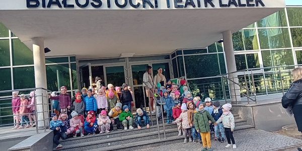 Przed teatrem.jpg