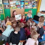 Dzieci słuchają czytanej książki2.jpg
