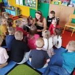 Dzieci słuchają czytanej książki.jpg