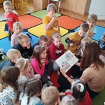 Dzieci słuchają czytanej książki1.jpg