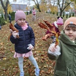 Dzieci zbierają liście kasztanowca (4).jpg