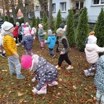 Dzieci zbierają liście kasztanowca (2).jpg