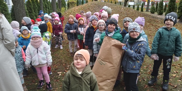 Dzieci zbierają liście kasztanowca (8).jpg