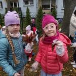 Dzieci zbierają liście kasztanowca (3).jpg