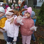 Dzieci zbierają liście kasztanowca (11).jpg