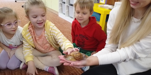Dzieci oglądają ślimaka.jpg