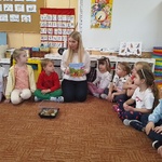 Dzieci słuchają ciekawostek na temat ślimaka.jpg
