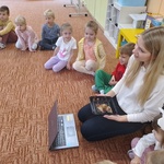 Pani Slaviana prezentuje ślimaka.jpg