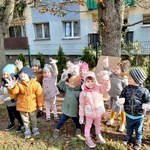 5. Dzieci podnoszą ręce go góry. Prezentują foliowe rękawice..jpg