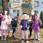 1. Dzieci przygotowują się do zbierania liści.jpg