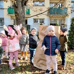 4. Dzieci na placu przedszkolnym.jpg