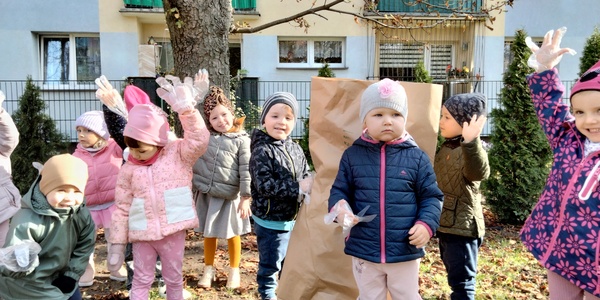 4. Dzieci na placu przedszkolnym.jpg