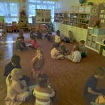 Dzieci siedzą na dywanie.jpg