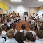 Dzieci i pracownicy przedszkola (2).jpg