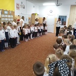 Dzieci i pracownicy przedszkola.jpg