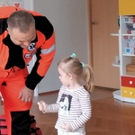 4. Dziewczynka i ratownik medyczny.jpg