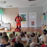 1. Dzieci i ratownik medycznhy.jpg