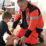 6. Chłopczyk z grupy I wykorzystuje fantoma do nauki resuscytacji.jpg