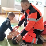 7. Chłopczyk z grupy I wykorzystuje fantoma do nauki resuscytacji.jpg