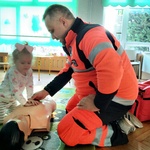 11. Dziewczynka z grupy I uczy się udzielac pierwszej pomocy..jpg