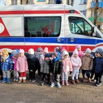 13. Grupa I Puchatki przed karetką.jpg