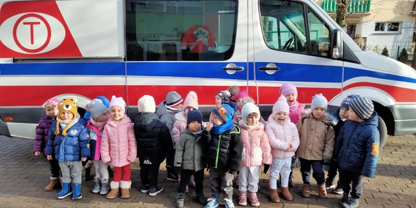 13. Grupa I Puchatki przed karetką.jpg