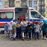 14. Grupa II Motylki przed karetką pogotowia.jpeg