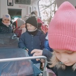 Dzieci oglądają wnętrze karetki (2).jpg