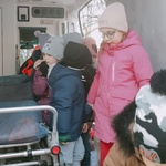 Dzieci oglądają wnętrze karetki (3).jpg