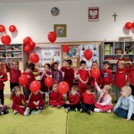 2. Dzieci trzymają czerwone balony..jpg