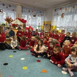 dzieci z gr. 3 i 4 omawiają fim edukacyjny.jpeg