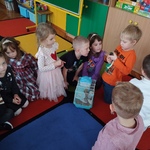 Dzieci oglądają chomika trzymanego przez chłopca.jpg