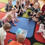 Dzieci oglądają chomika w klatce 2.jpg