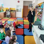 Dzieci oglądają prezentację na temat segregacji odpadów (2).jpg