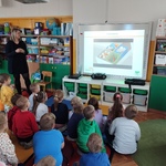 Dzieci oglądają prezentację na temat segregacji odpadów (4).jpg
