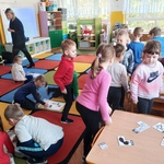 Dzieci układają układankę 2.jpg