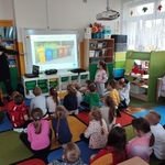 Dzieci oglądają prezentację na temat segregacji odpadów.jpg