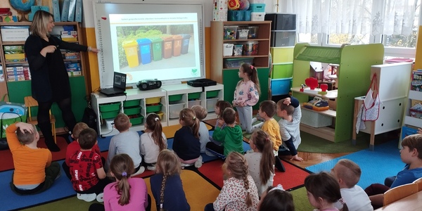 Dzieci oglądają prezentację na temat segregacji odpadów.jpg